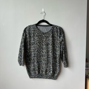 A leopard print top 🩶